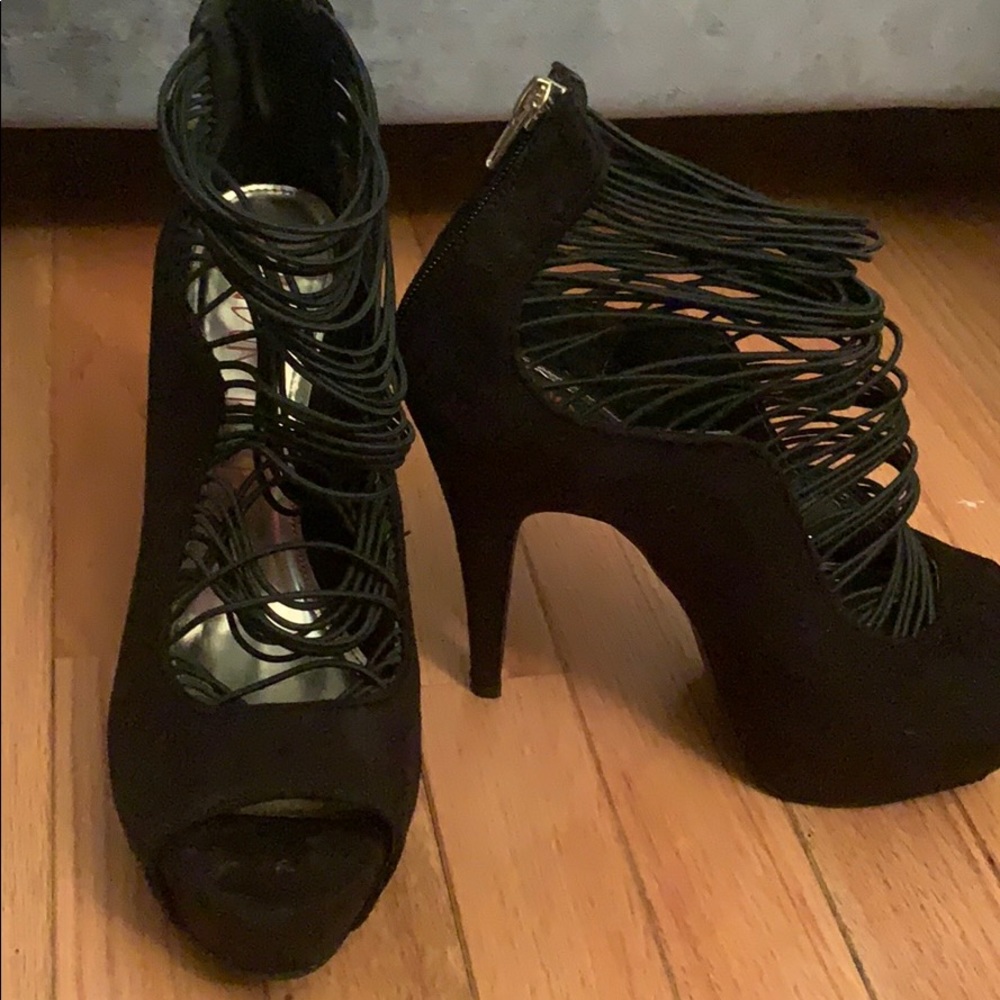 Black heels in women’s size 9